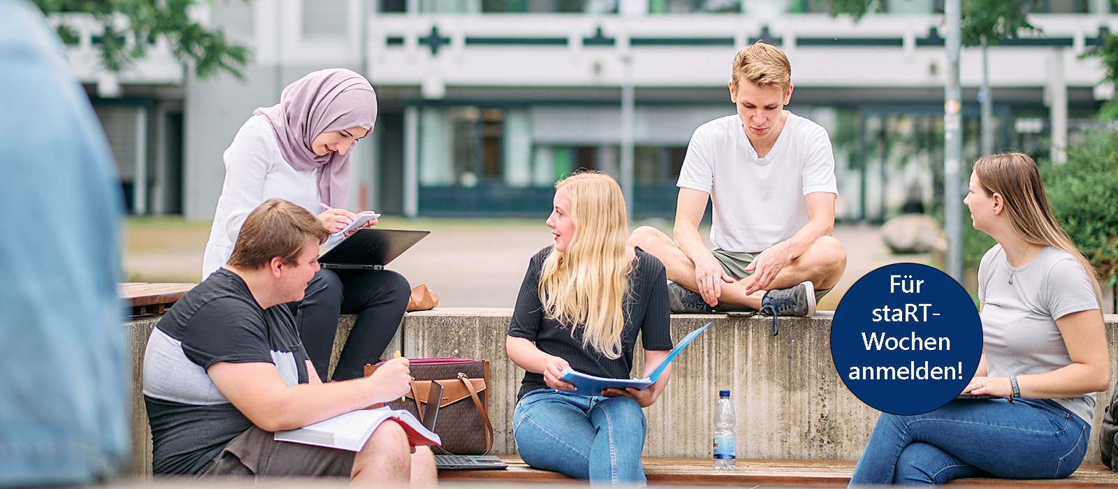 Studierende auf dem Campus