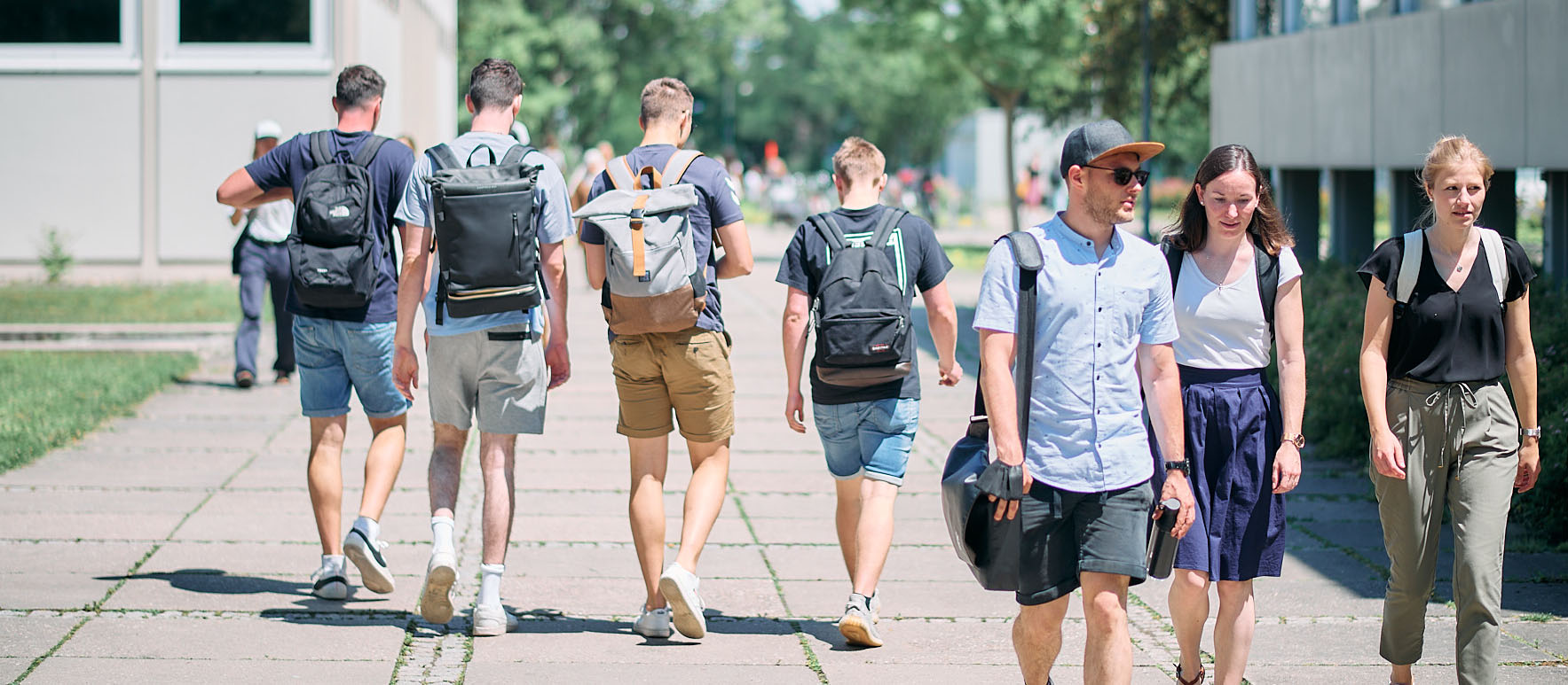 Studierende gehen über den Campus