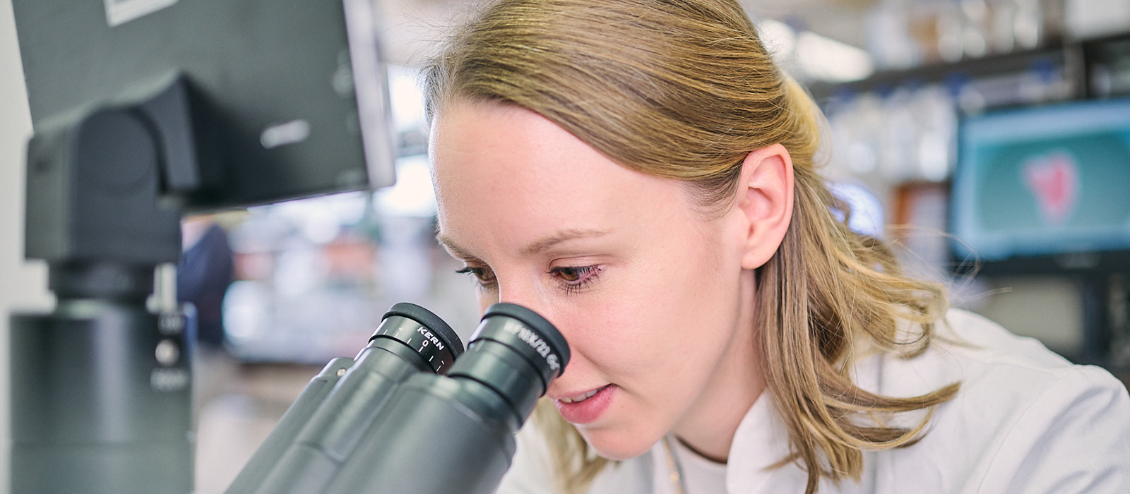 Mitarbeiterin vom Smart Biomaterial Center am Mikroskop