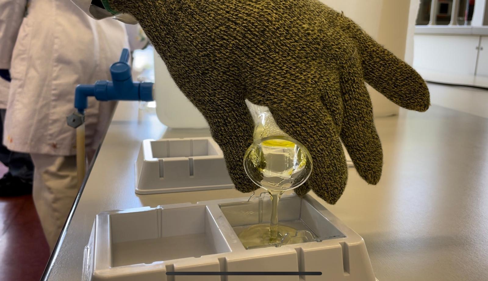 Hand eines Schülers beim Experimentieren