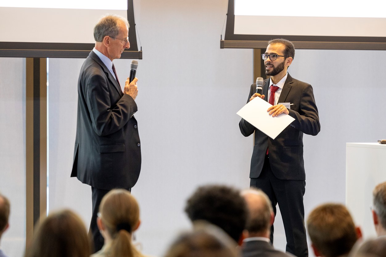 Der Preis wurde Dr. Mohammad Al Ktash (rechts) von Dr. Joachim Schulz übergeben. Foto: Südwestmetall/Frank Eppler