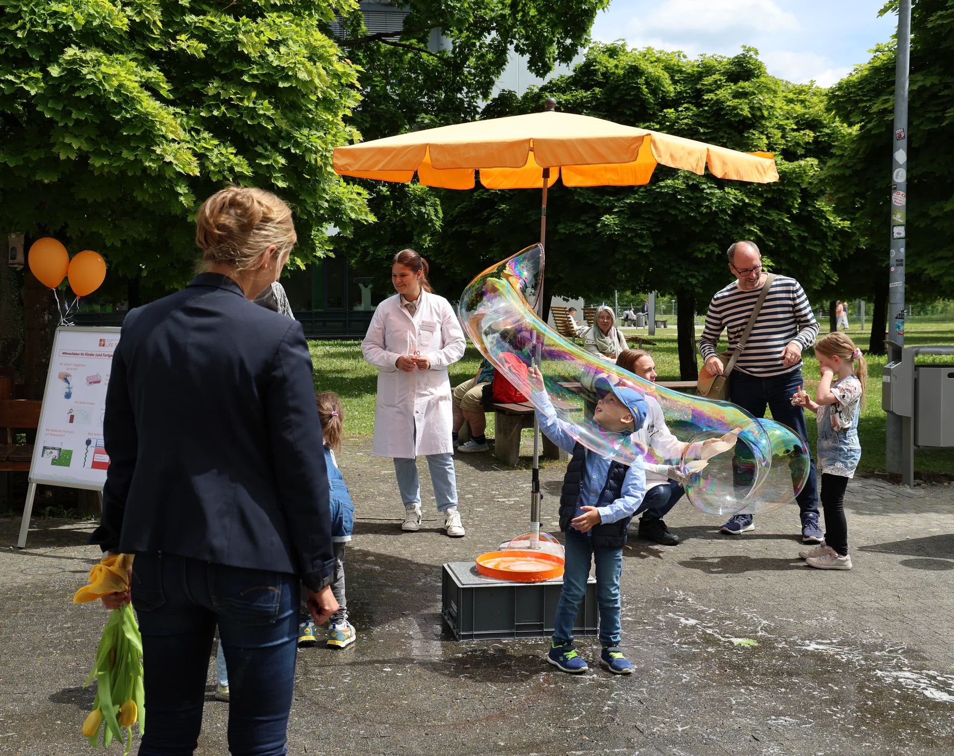 Seifenblasen-Spiel bei der Fakultät Life Sciences