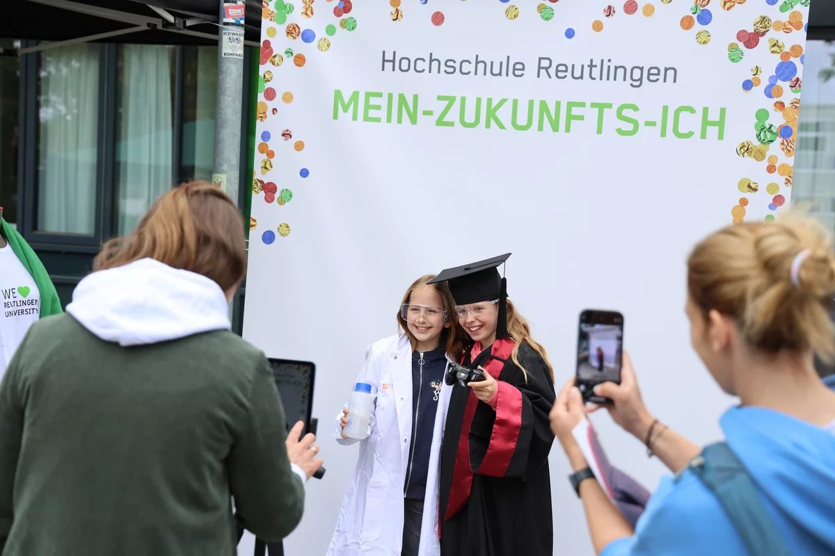 Ein Blick in die Zukunft: Vor der Fotowand konnten Besucherinnen und Besucher in ihre künftige Rolle schlüpfen – mit passenden Requisiten wurde das 'Zukunfts-Ich' kreativ in Szene gesetzt. Foto: Hochschule Reutlingen