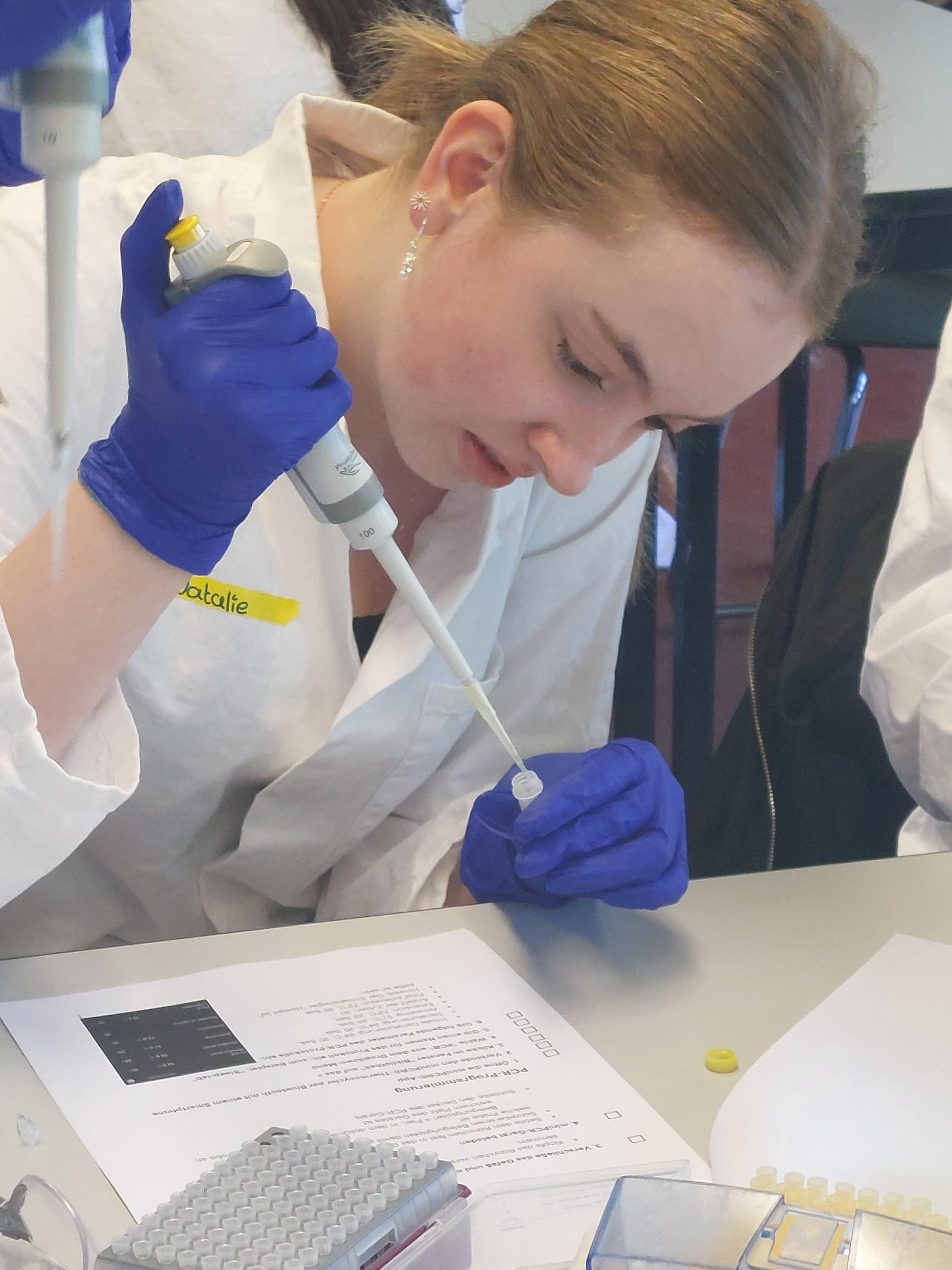 Schülerin beim Genexperiment