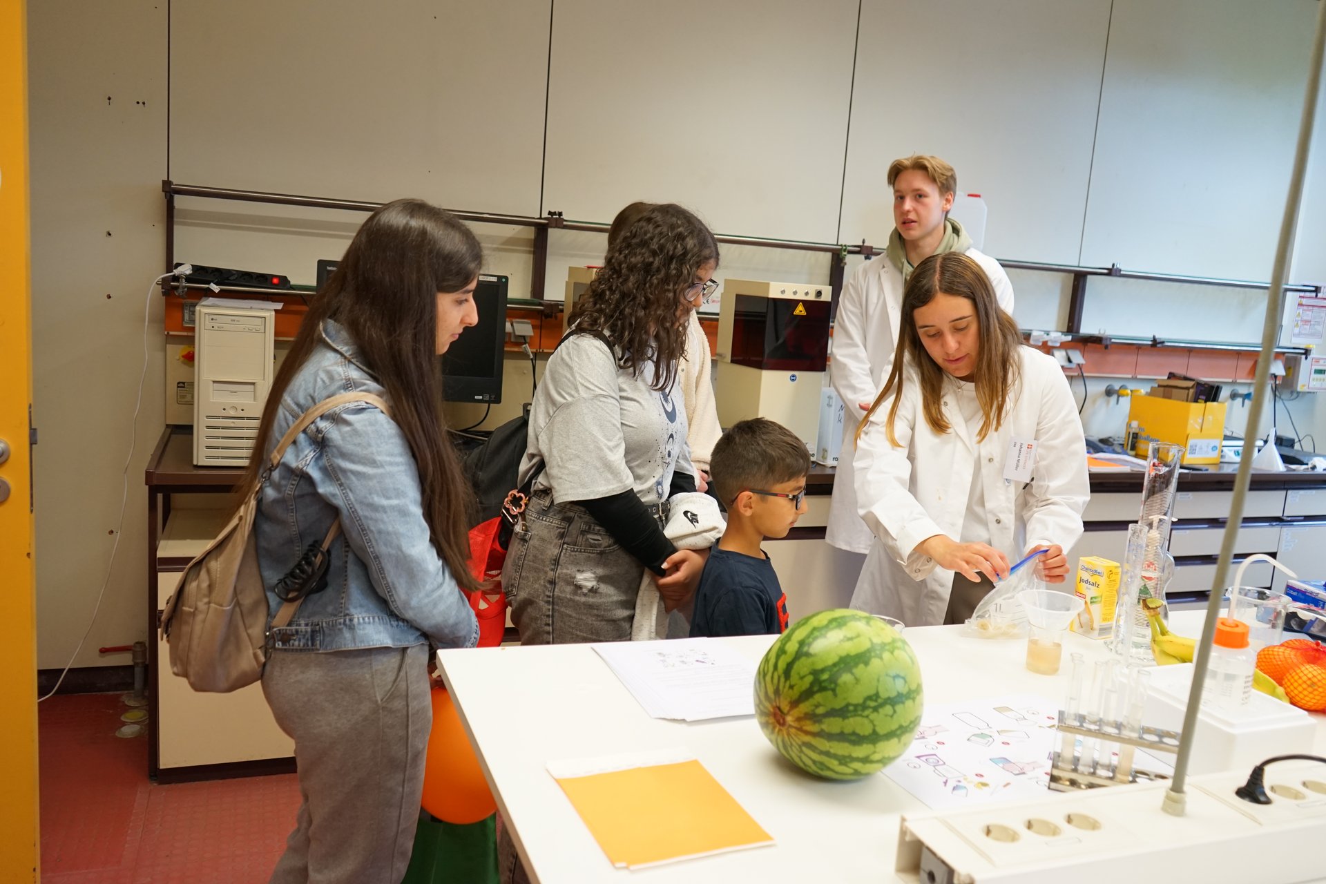 Besucherinnen und Besucher konnten DNA aus Obst isolieren und damit eine unsichtbare Tinte herstellen.