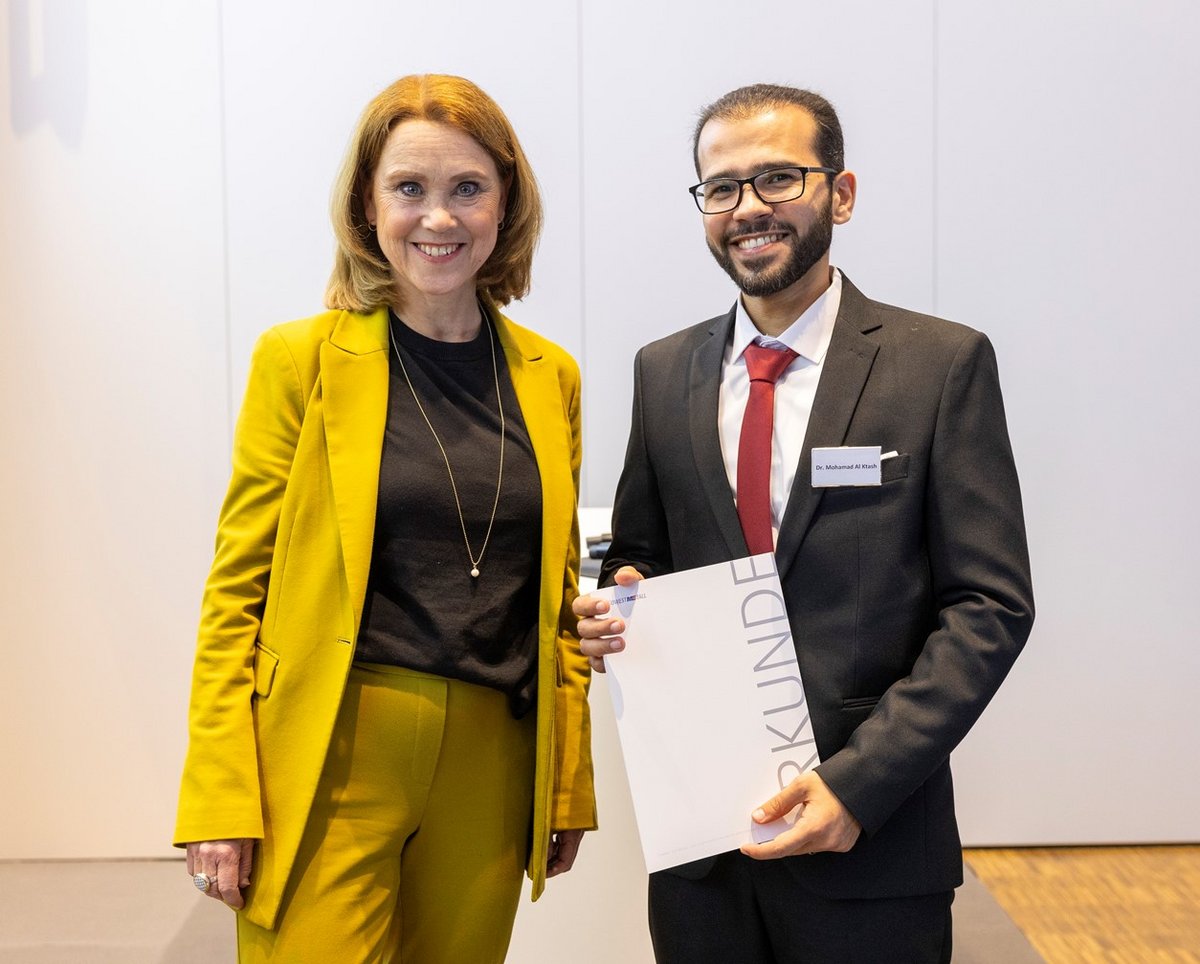Ministerin Petra Olschowski bei der Preisverleihung mit Dr. Mohammad Al Ktash. Foto: Südwestmetall/Frank Eppler