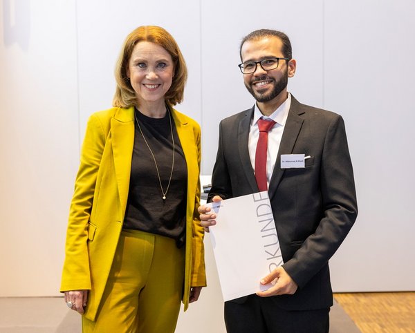 Ministerin Petra Olschowski bei der Preisverleihung mit Dr. Mohammad Al Ktash. Foto: Südwestmetall/Frank Eppler