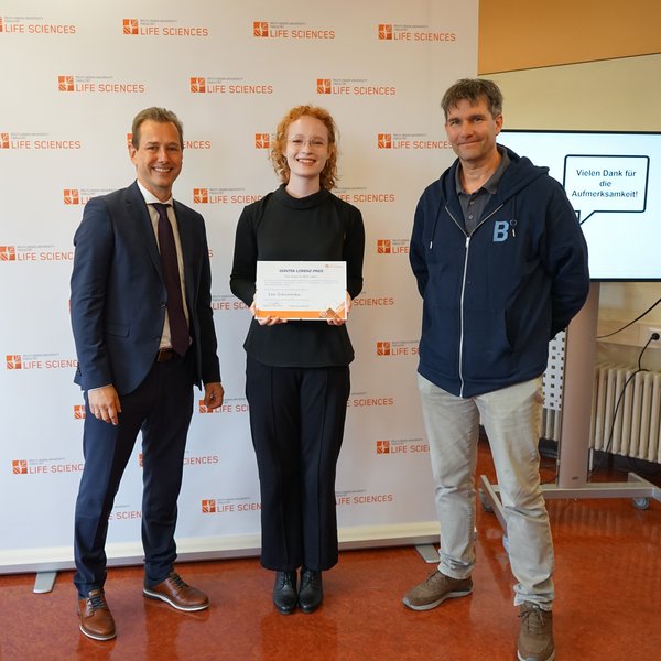 In diesem Semester ging der Günter-Lorenz-Preis an Lea Schilonka, Absolventin des Masterstudiengangs Biomedical Sciences. Gemeinsam mit Herrn Roeloffs von der Berghof Gruppe überreichte Dekan Prof. Dr. Karsten Rebner ihr die Auszeichnung.