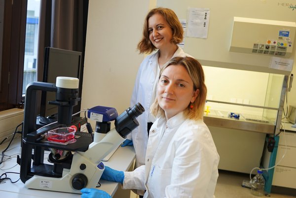 Prof. Dr. Ebru Ercan Herbst (hinten) und ihre Mitarbeiterin Dr. Sinem Agilkaya forschen an einem Modell der Blut-Hirn-Schranke für neue Therapieansätze. Foto: Hochschule Reutlingen