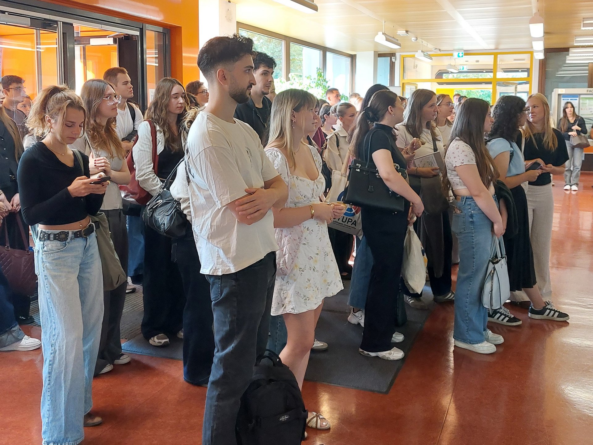 Die diesjährigen Erstsemester bei der Begrüßung.