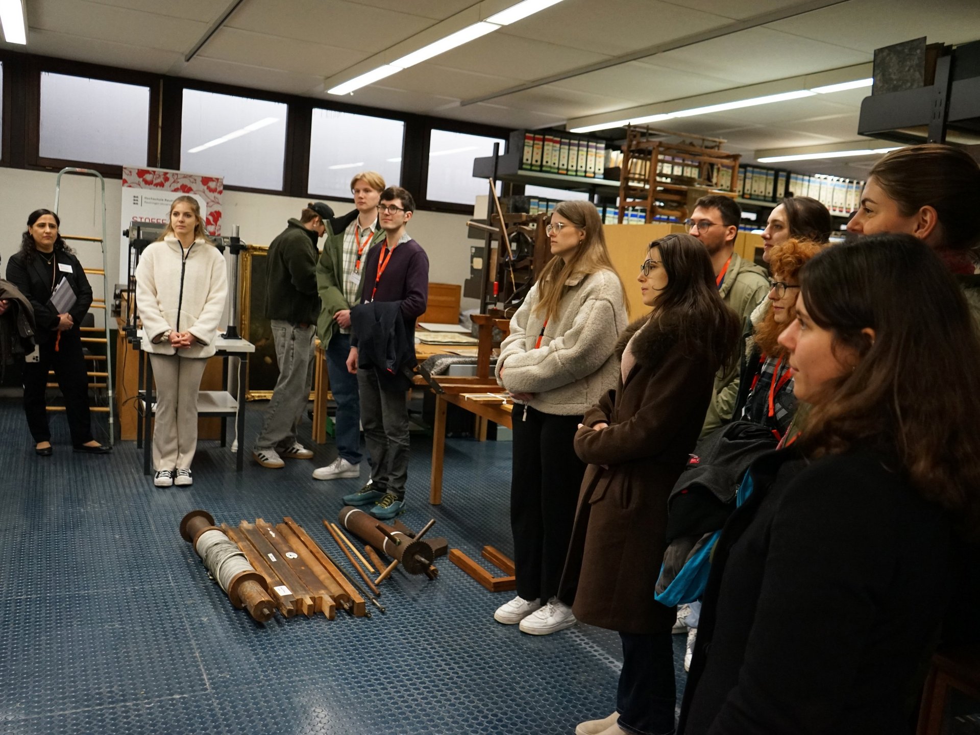 Eine Führung durch die historische Gewebesammlung an der Hochschule Reutlingen