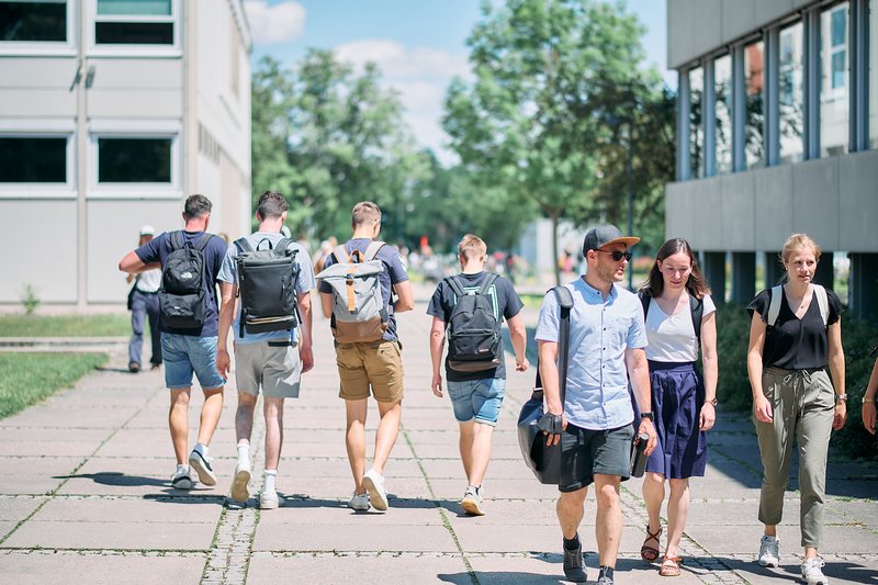 Studierende gehen über den Campus
