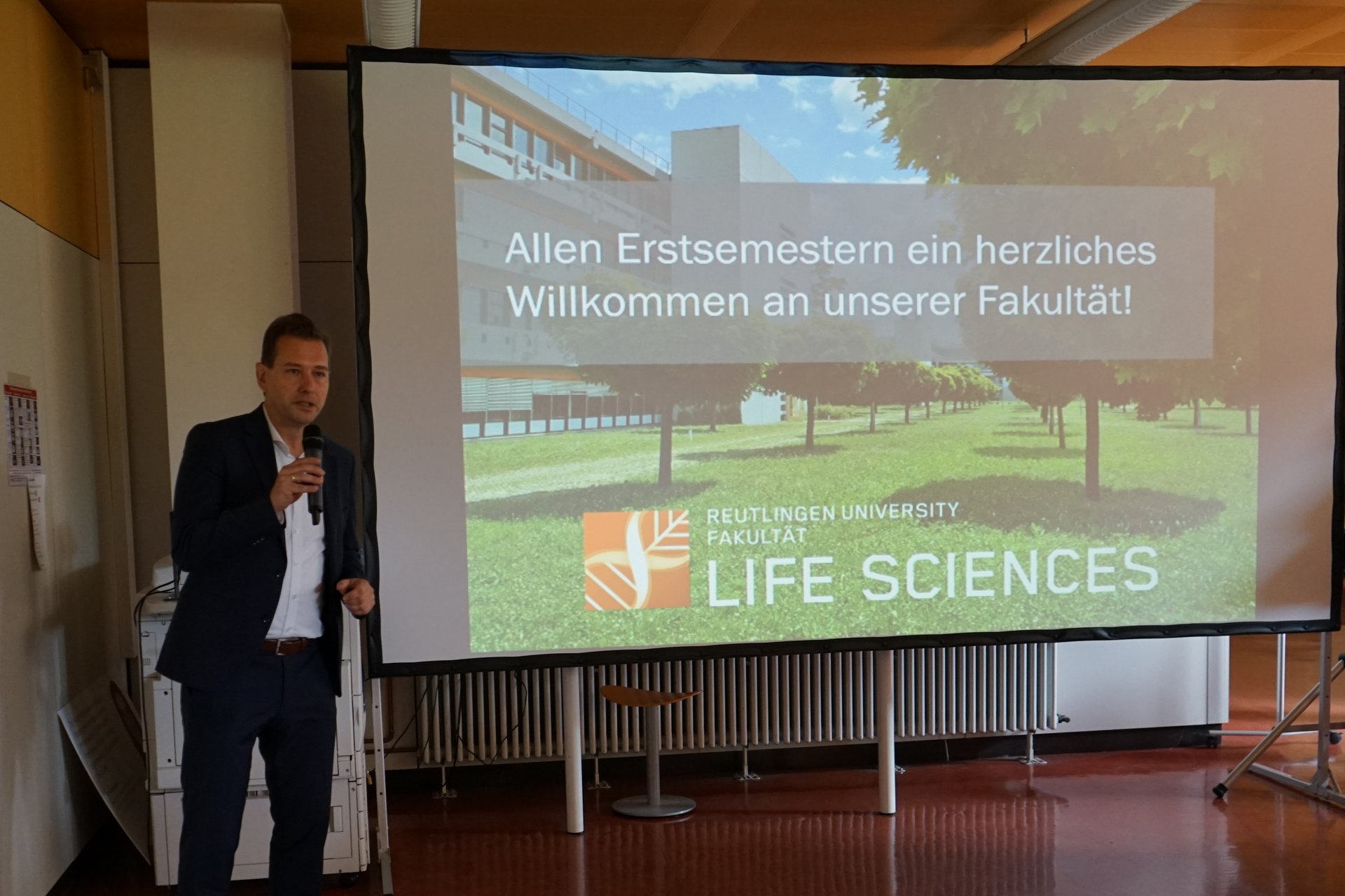 Dekan Prof. Dr. Rebner begrüßte die neuen Studierenden.