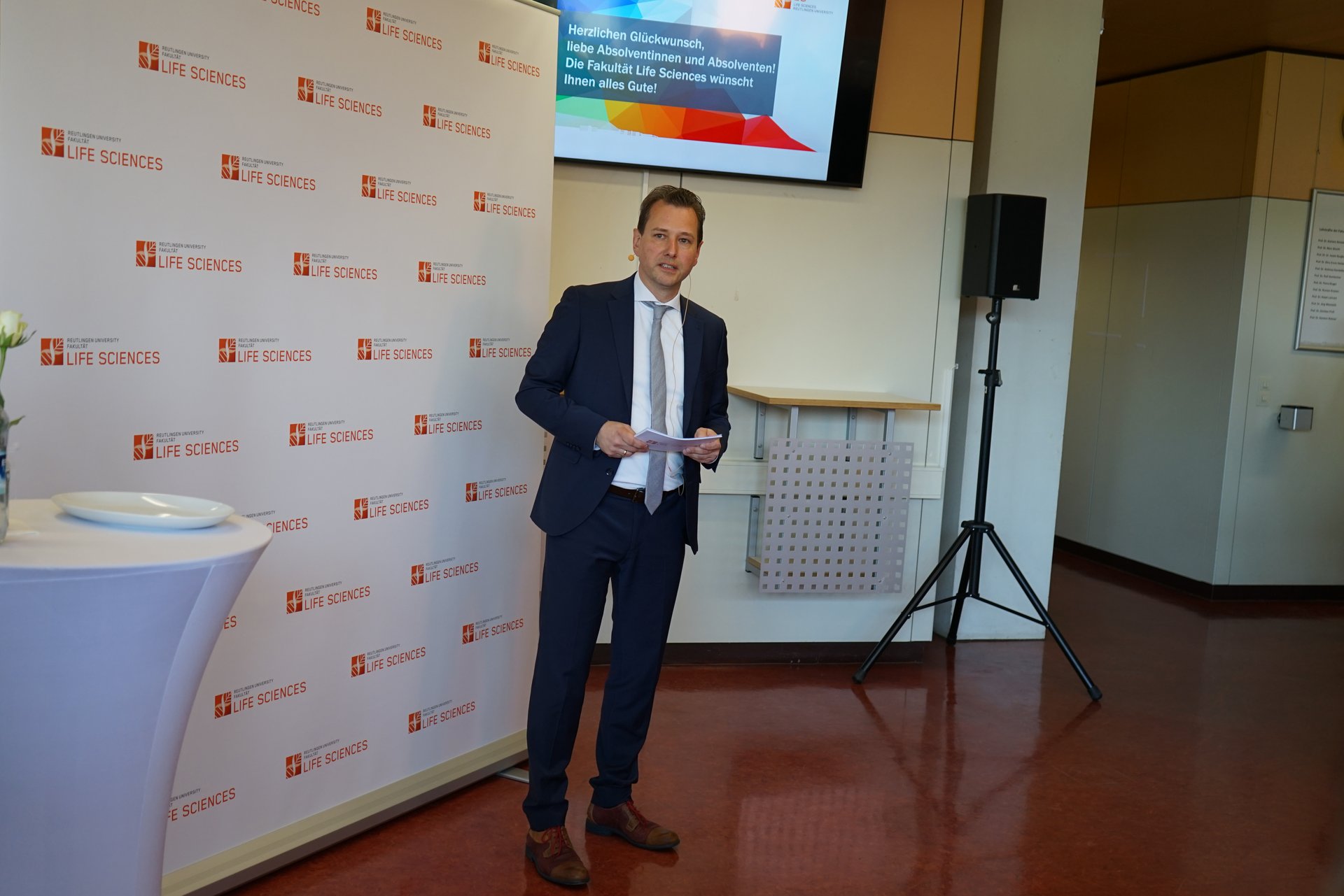 Dekan Prof. Dr. Karsten Rebner verabschiedete die Absolventinnen und Absolventen