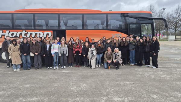 Studierende auf dem Weg zur Analytica