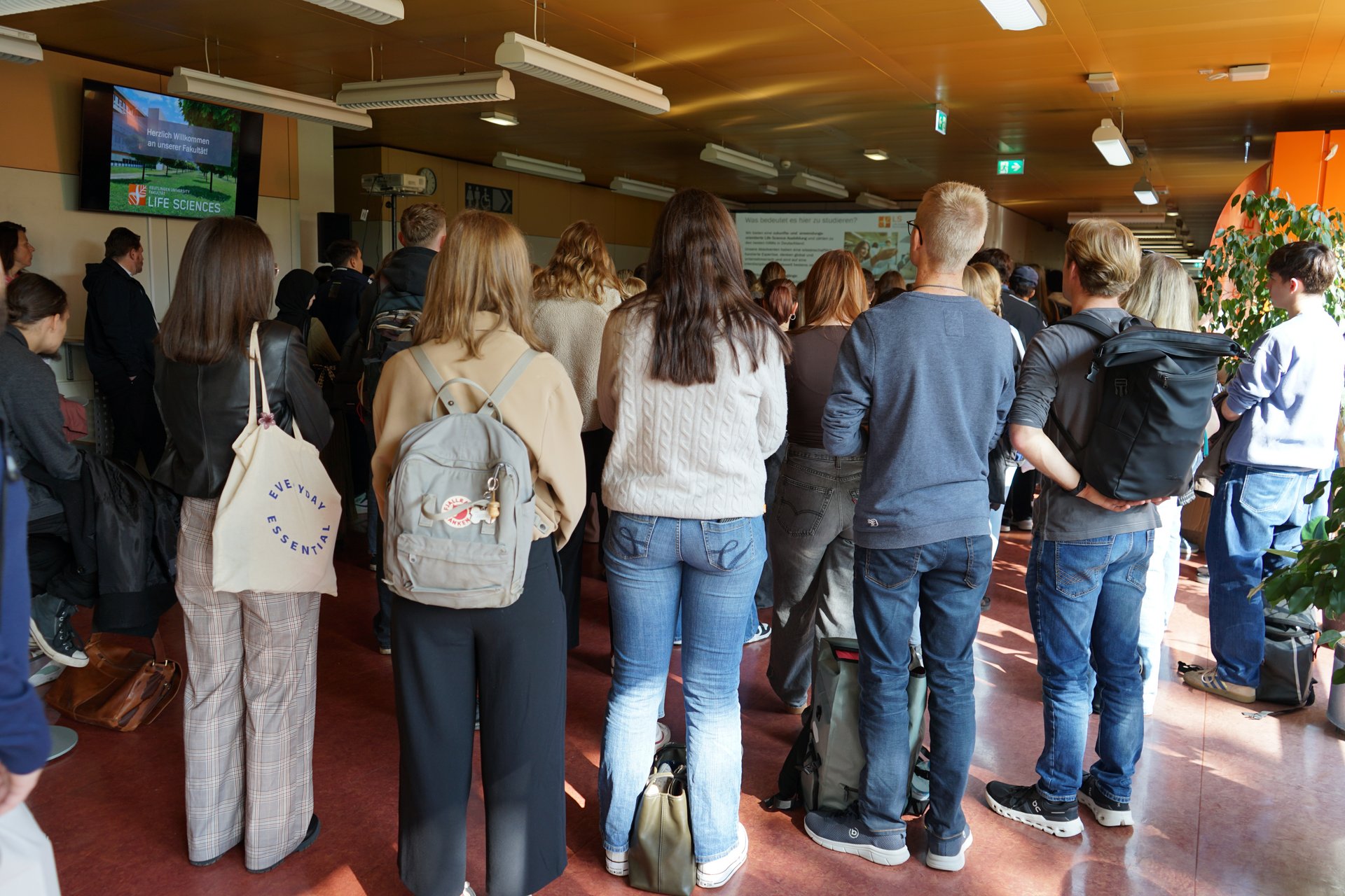 Großer Andrang bei der Ersti-Begrüßung in Geb. 2.