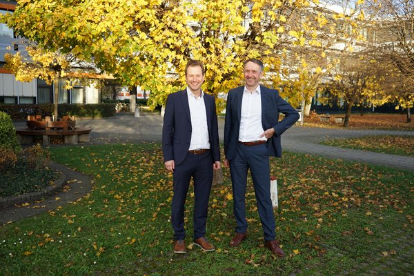 Dekan Prof. Dr. Karsten Rebner (links) und Lutz Mayer, CEO bei Hellma