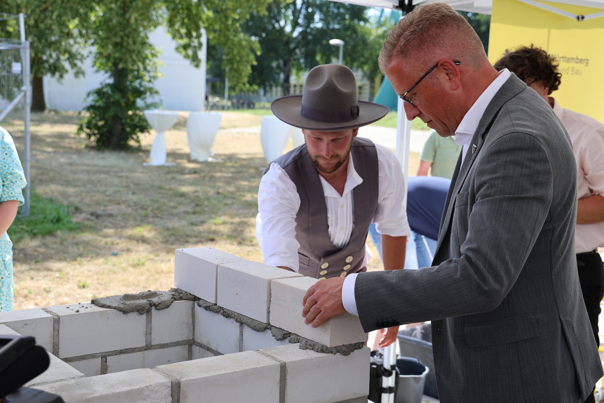 Herr Wintzen beim Mauern