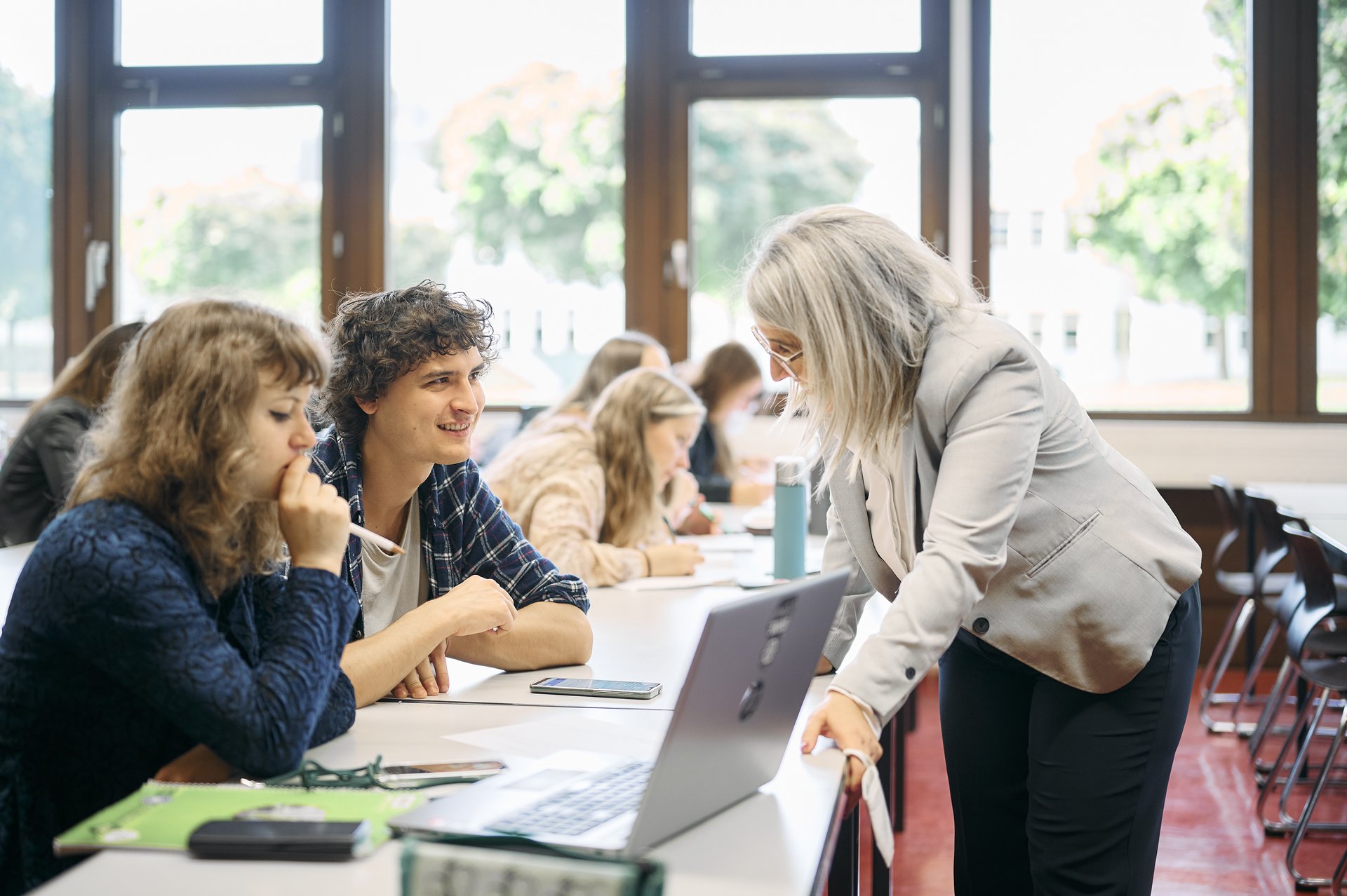 Professorin mit ihren Studierenden im Hörsaal