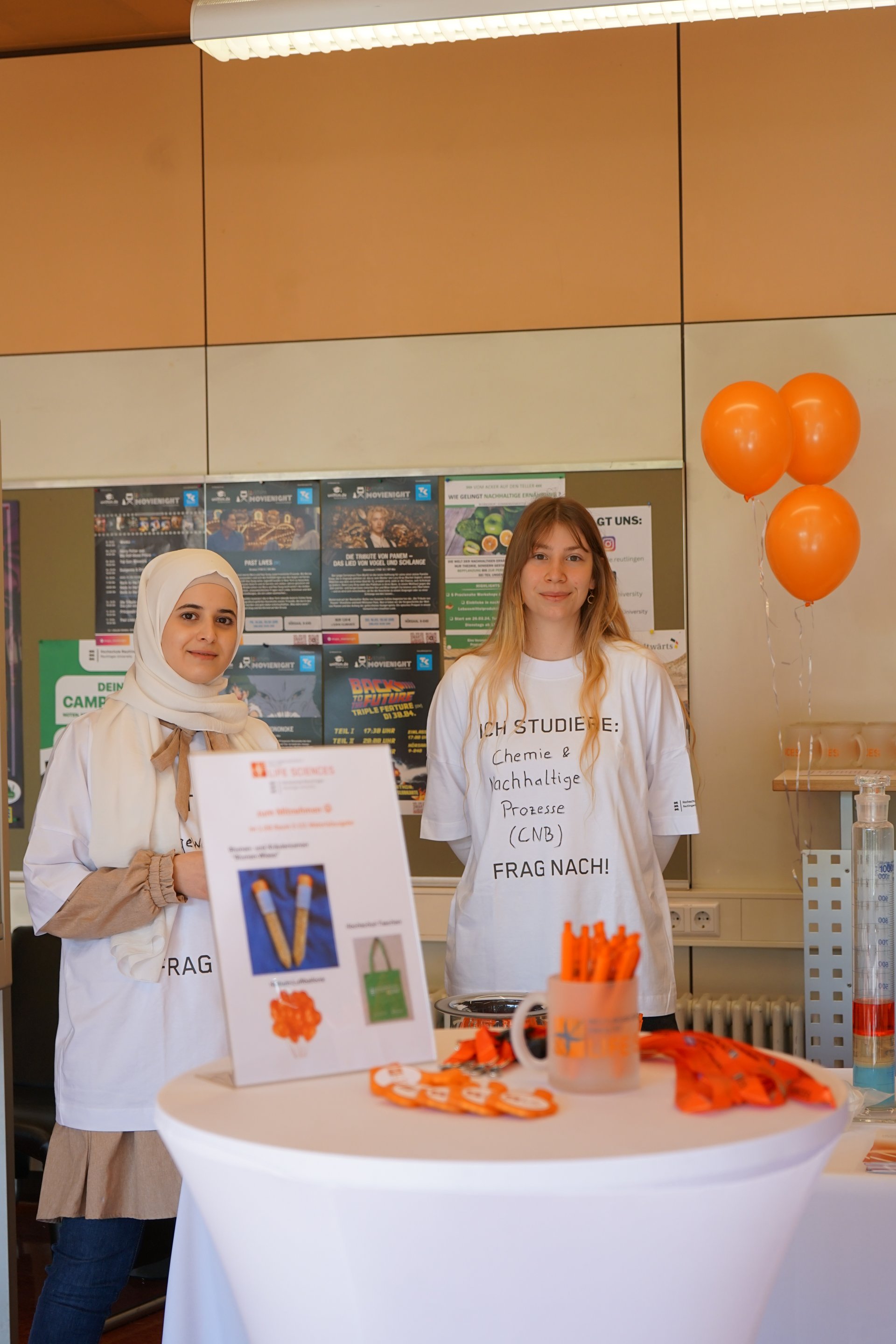 Studierende am Infostand