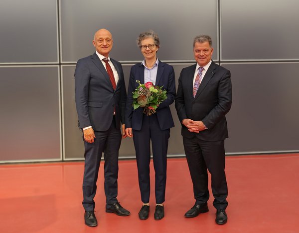 Prof. Dr. Sabine Löbbe (Mitte) wurde zur neuen Präsidentin gewählt. Der amtierende Präsident, Prof. Dr. Hendrik Brumme (links) sowie der Vorsitzende des Hochschulrats, Christian O. Erbe gratulieren ihr zum Wahlergebnis.