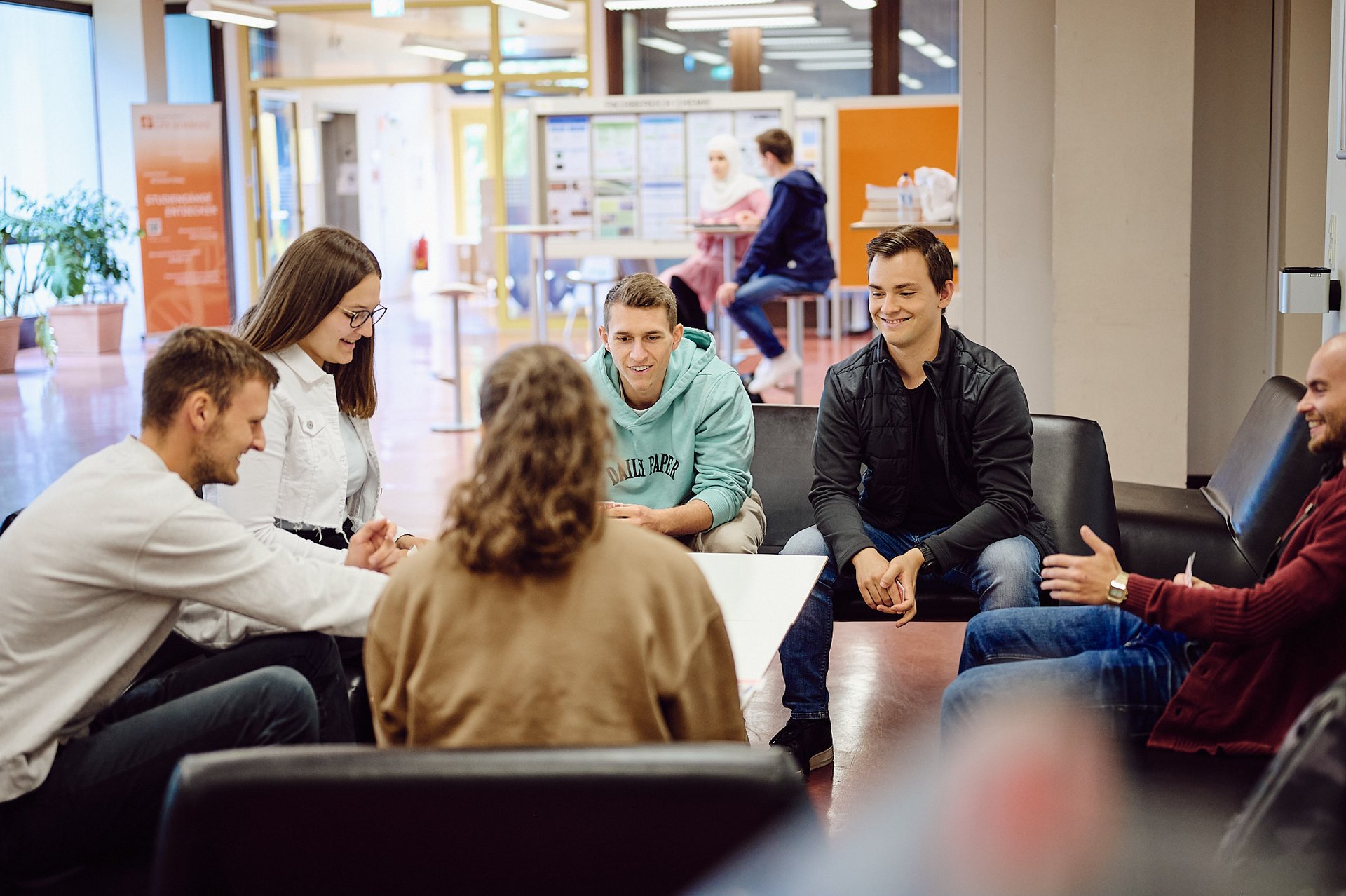 Studierende sitzen zusammen