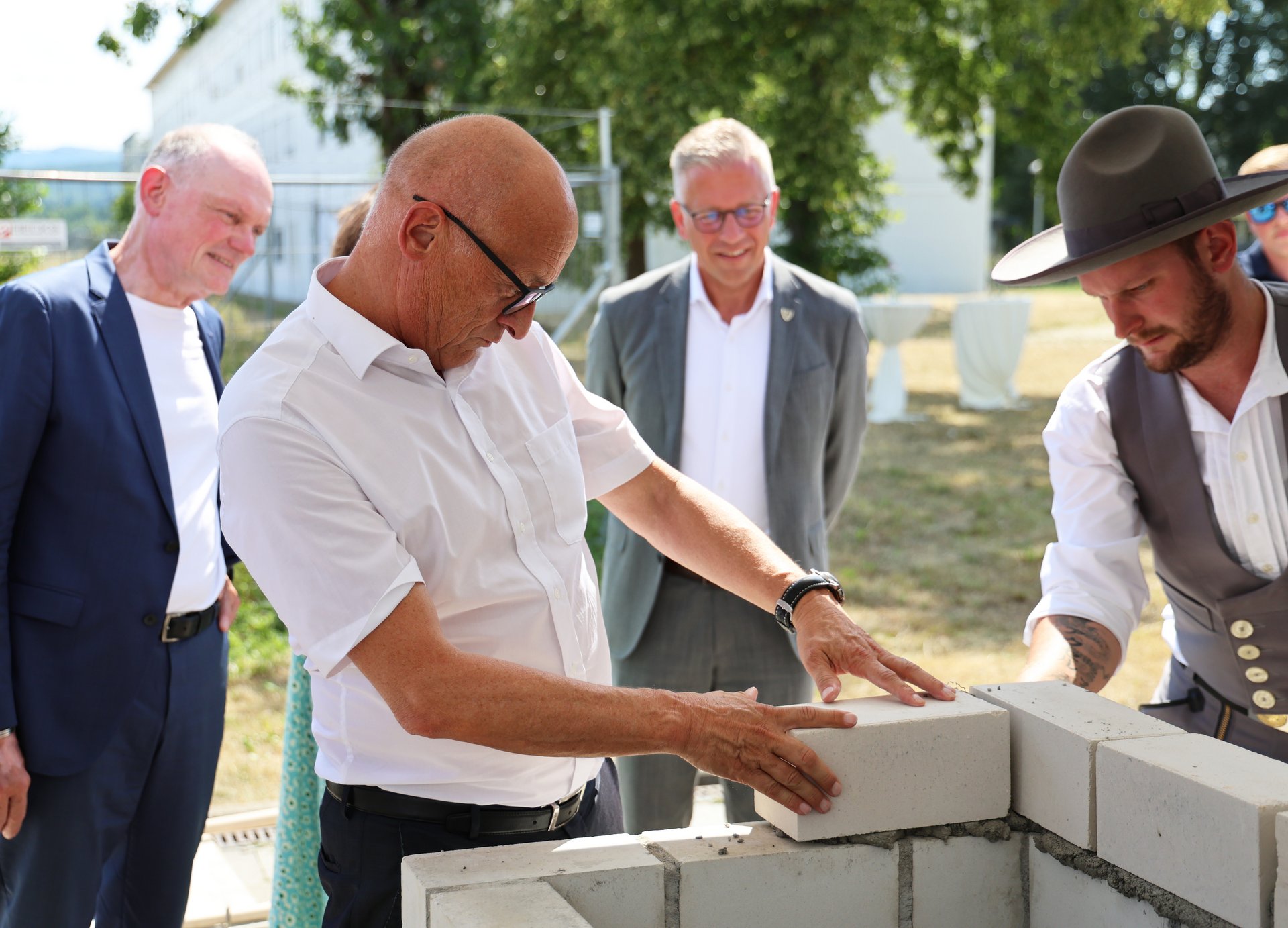 Herr Brumme setzt einen Stein