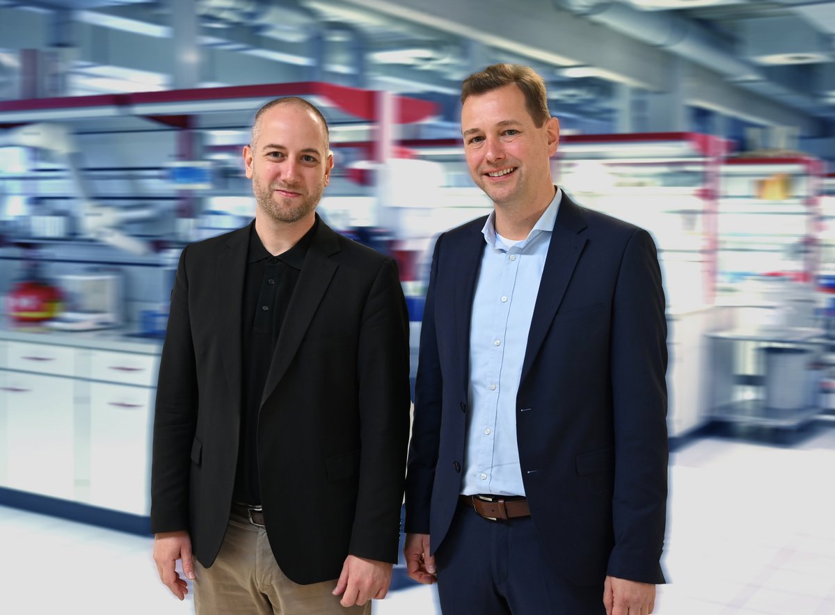 Frank Fischer, Bereichsleiter Personal und Recht bei RAMPF Holding GmbH & Co. KG (links) und Prof. Dr. Karsten Rebner, Dekan der Fakultät Life Sciences, besiegeln ihre weitere Kooperation im Innovationszentrum der Firma RAMPF in Grafenberg. 