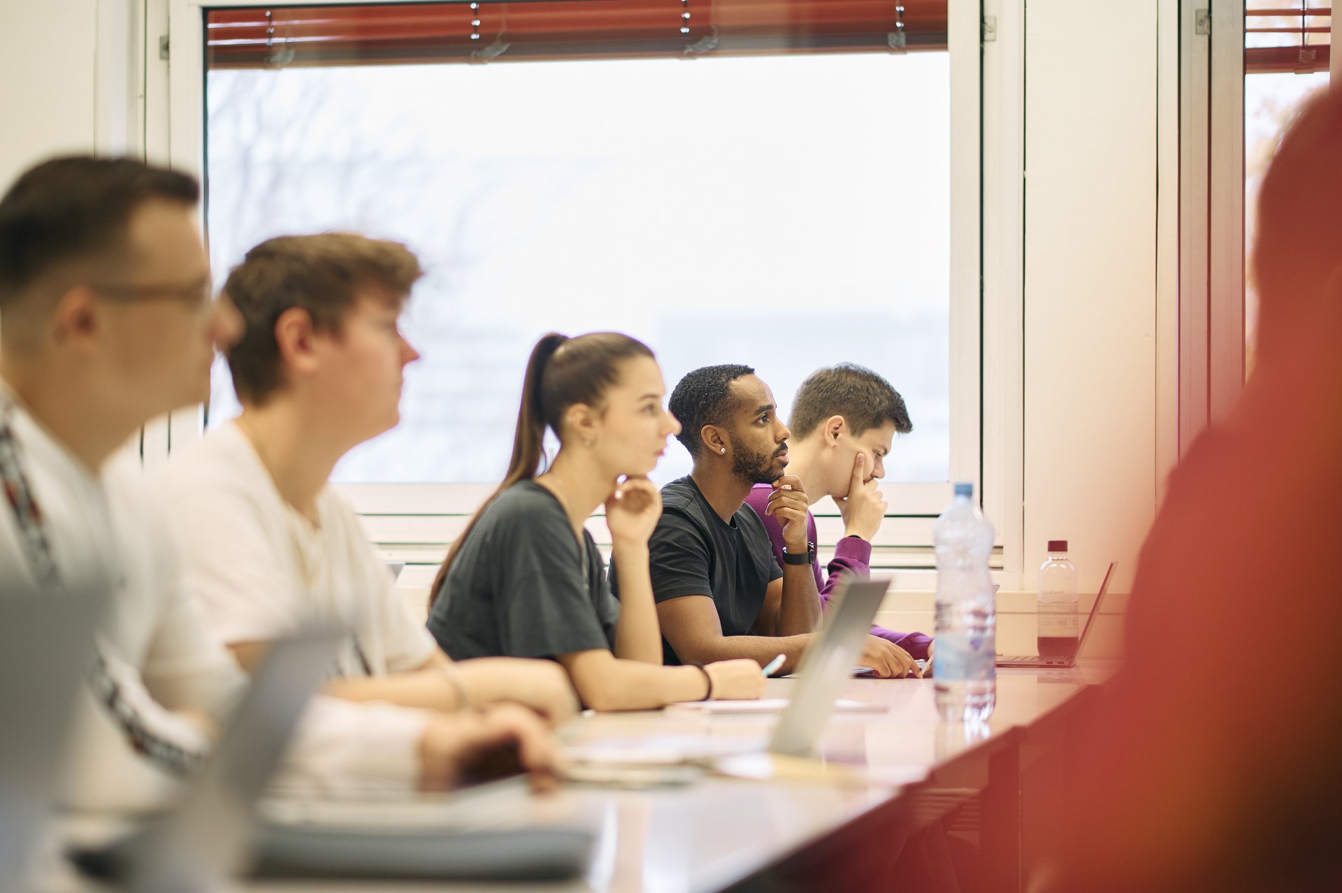 Studierende bei einer Unternehmenspräsentation