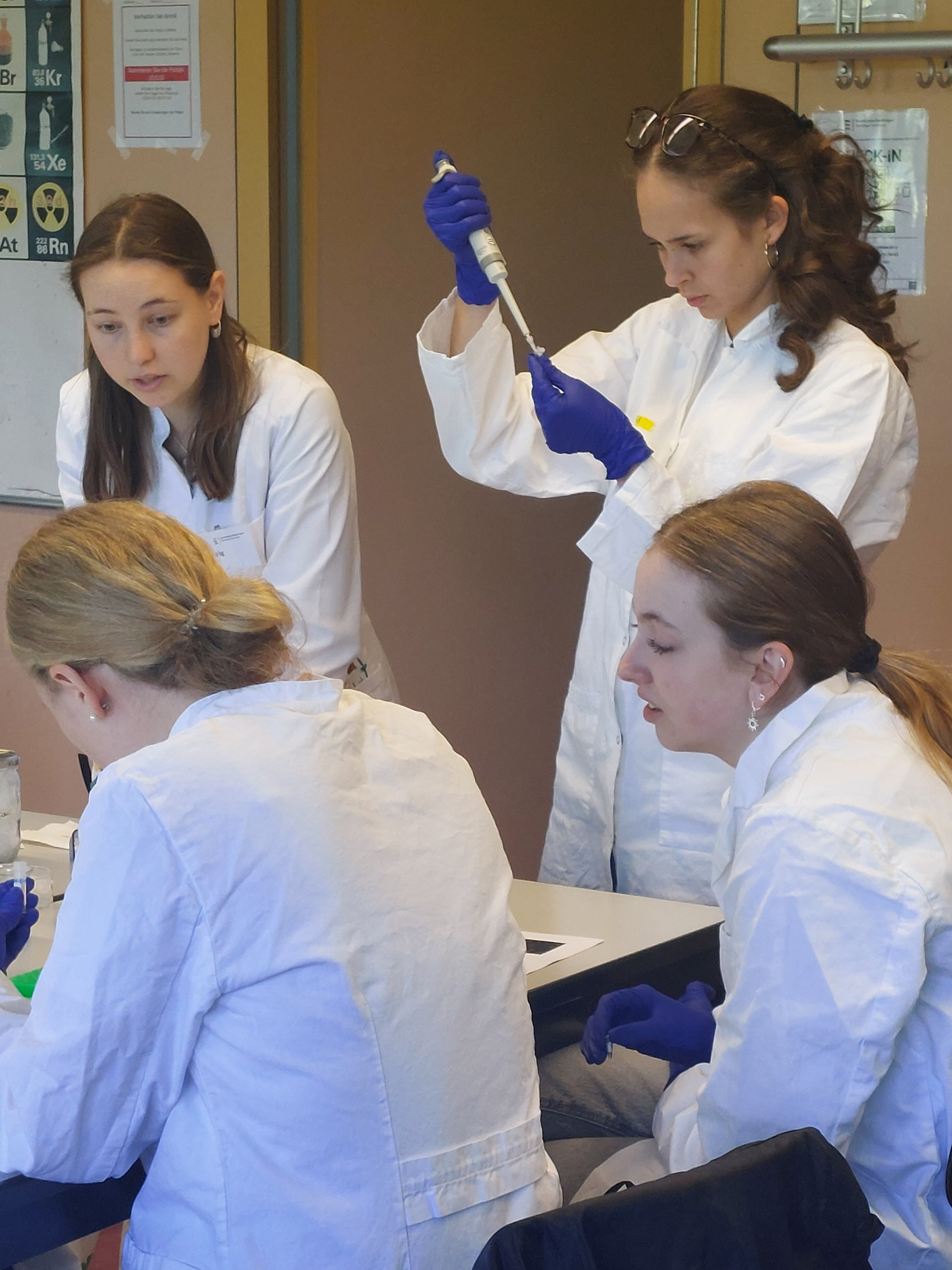 Schülerinnen an der Fakultät Life Sciences