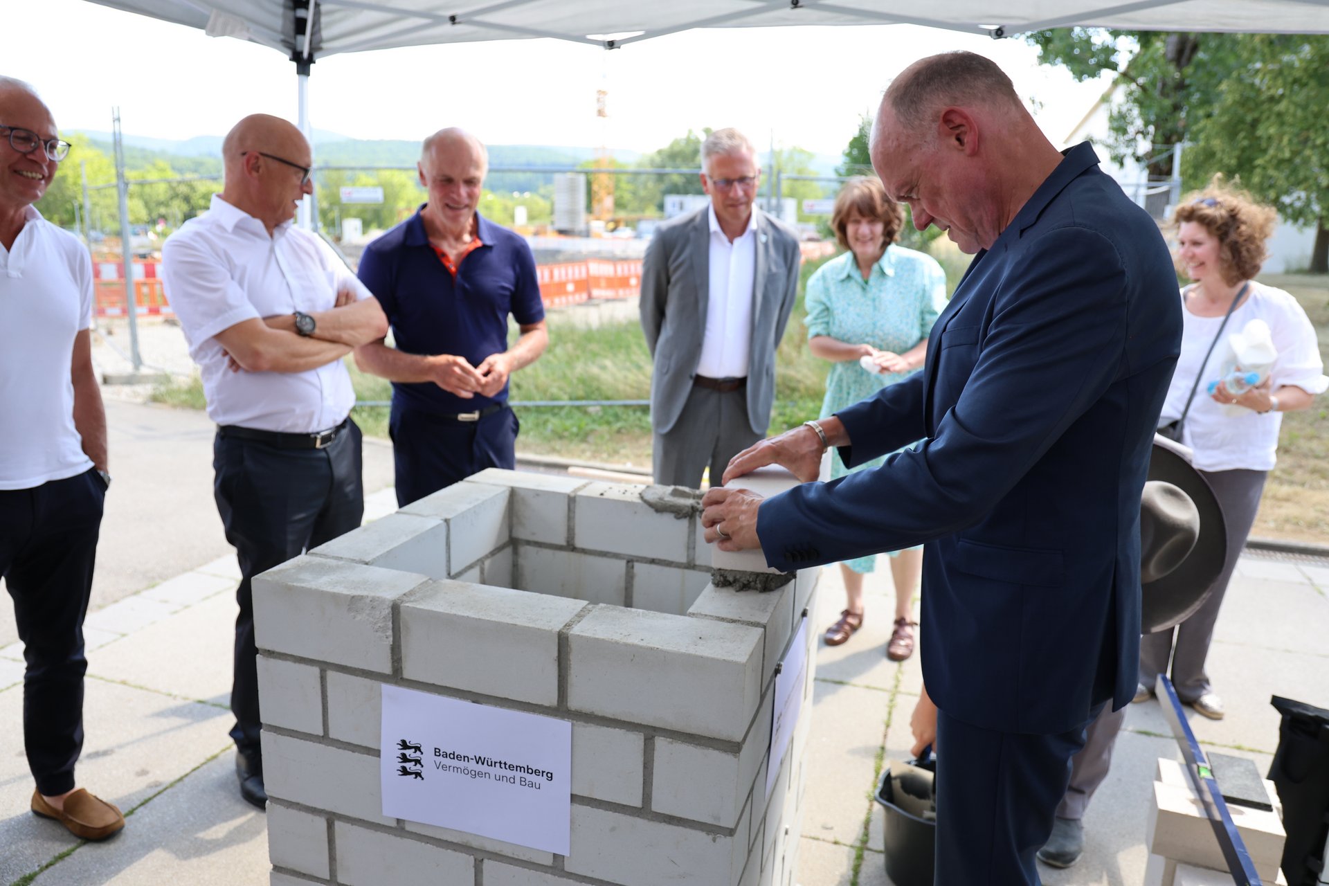 Herr Reiter setzt einen Stein.