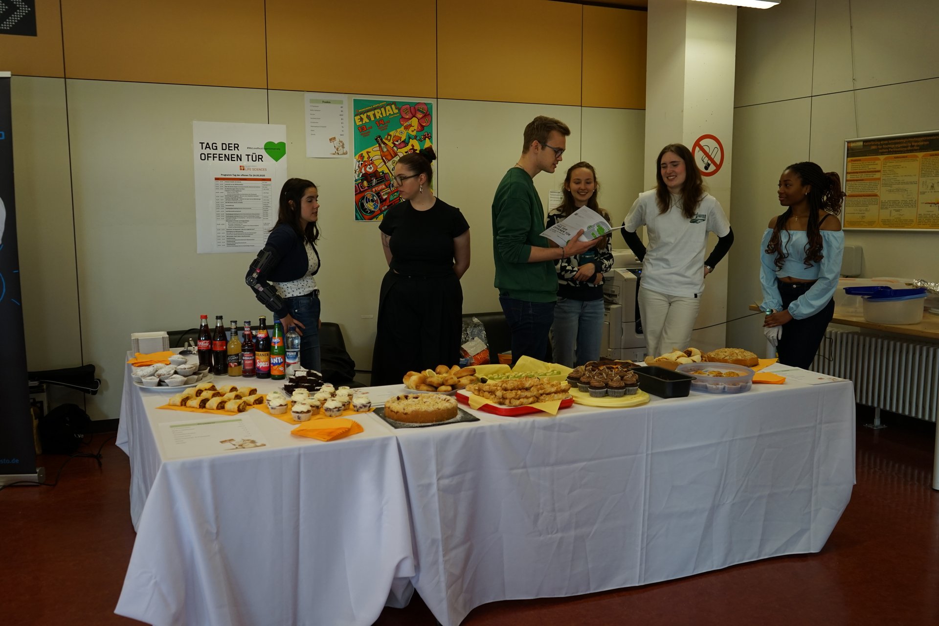 Die Fachschaft der Fakultät Life Sciences versorgte die Besucherinnen und Besucher mit Leckereien.