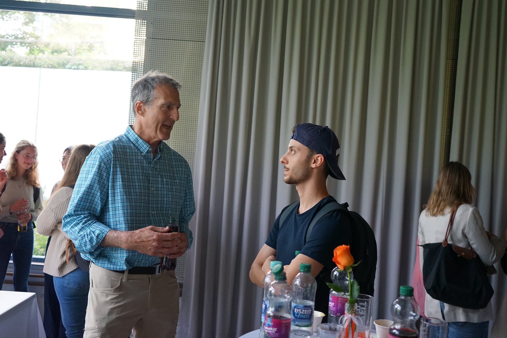 Prof. Mello unterhält sich mit einem Studenten.