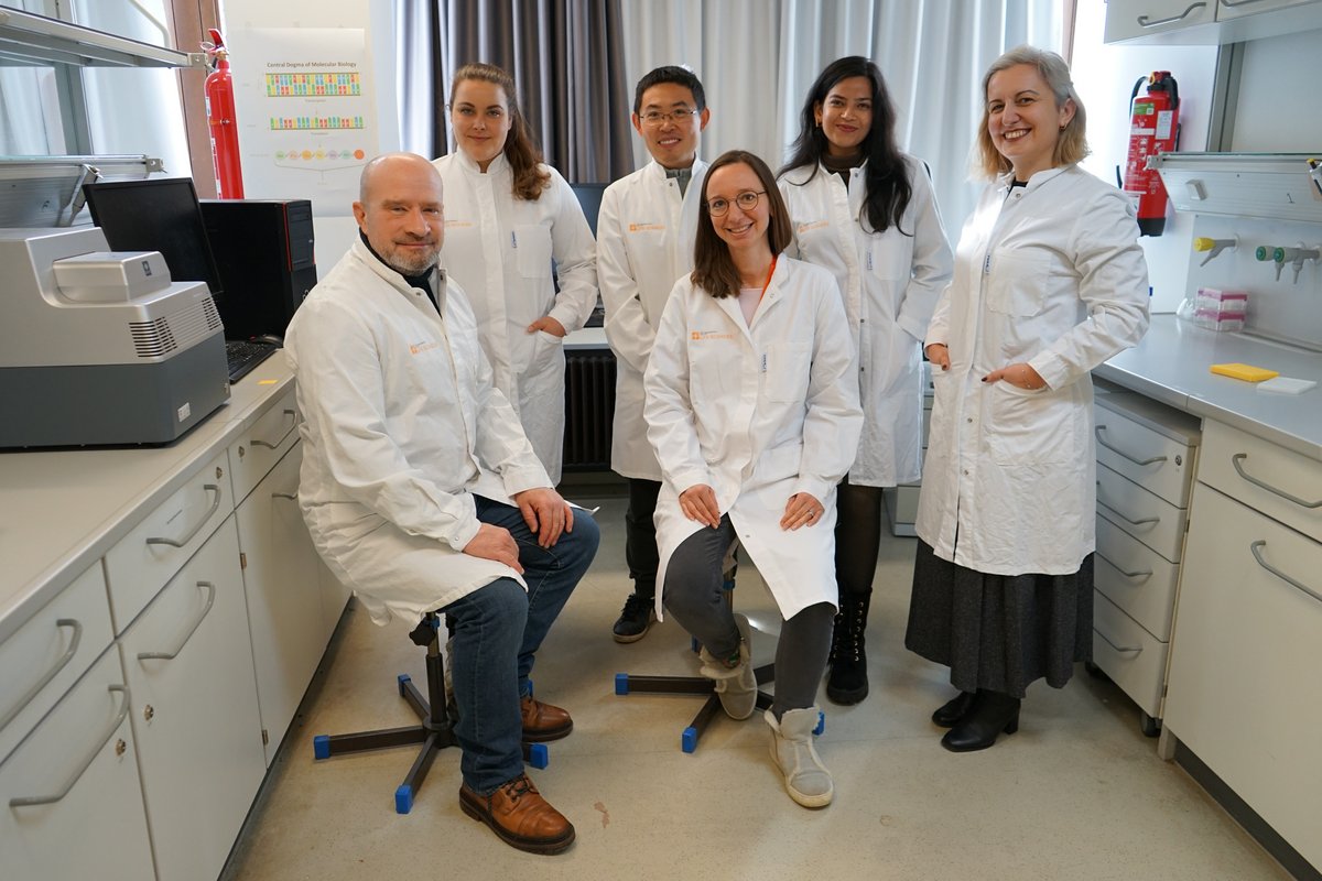 Prof. Dr. Ralf Kemkemer (links) und Prof. Dr. Ebru Ercan Herbst (rechts) mit dem B.I.T. Lab-Team. (Foto: Hochschule Reutlingen)