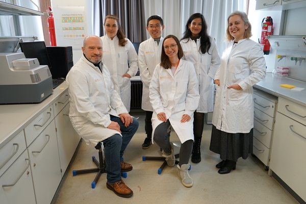 Prof. Dr. Ralf Kemkemer (links) und Prof. Dr. Ebru Ercan Herbst (rechts) mit dem B.I.T. Lab-Team. (Foto: Hochschule Reutlingen)