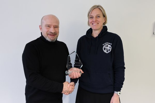 Den Hochschullehrpreis erhält Prof. Dr. Ralf Kemkemer aus den Händen der Didaktik-beauftragten Prof. Dr. Anna Göddeke.