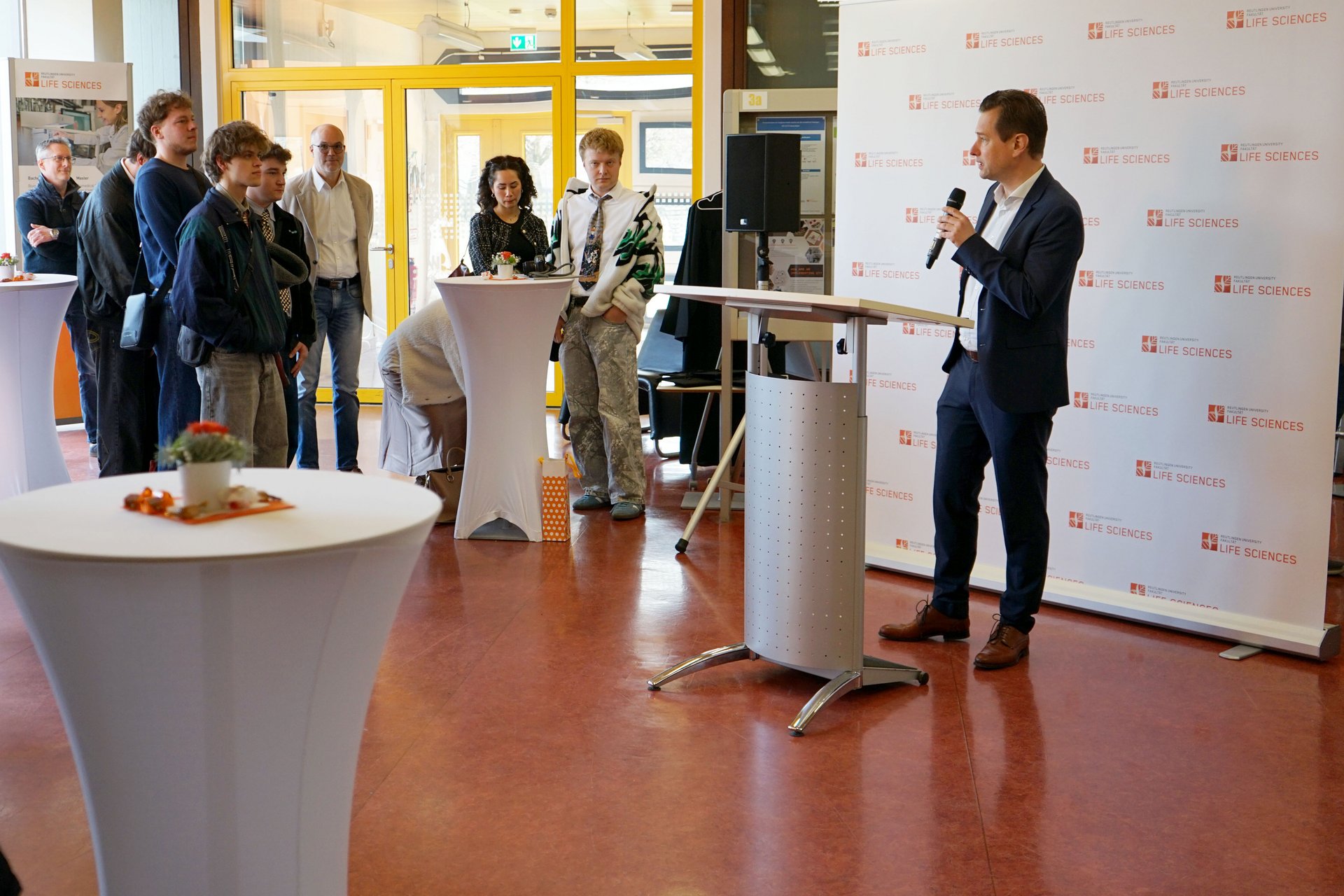 Dekan Prof. Dr. Karsten Rebner gratuliert den Absolventinnen und Absolventen der Fakultät Life Sciences.