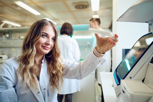 Studentin im Labor