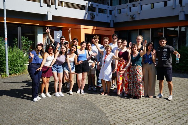 Die Studierendengruppe der Universidad San Francisco de Quito (USFQ) aus Ecuador gemeinsam mit deutschen Studierenden, sowie Prof. Pablo Dávila und Professorin Daniela Almeida Streitwieser.