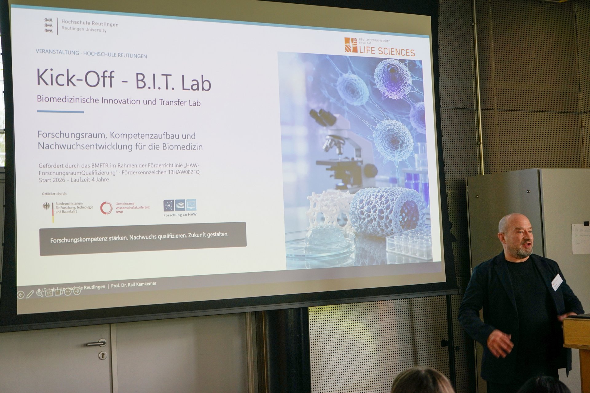 Prof. Dr. Ralf Kemkemer, Leiter des B.I.T. Labs, stellte die Vision des B.I.T. Labs als Forschungsraum für biomedizinische Forschung, Nachwuchsförderung und Anwendungstransfer vor.