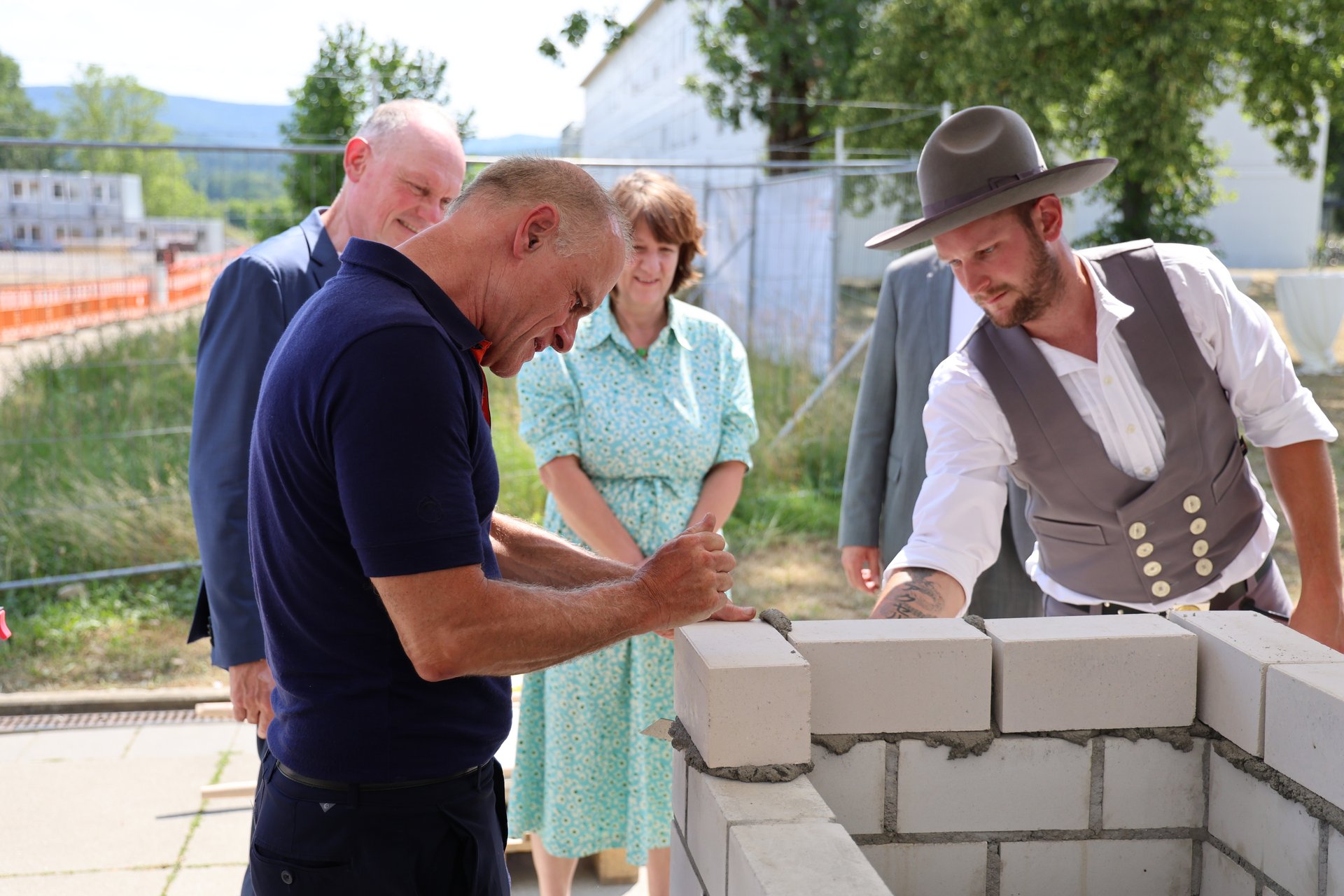  Thomas Poreski, MdL setzt seinen Stein.