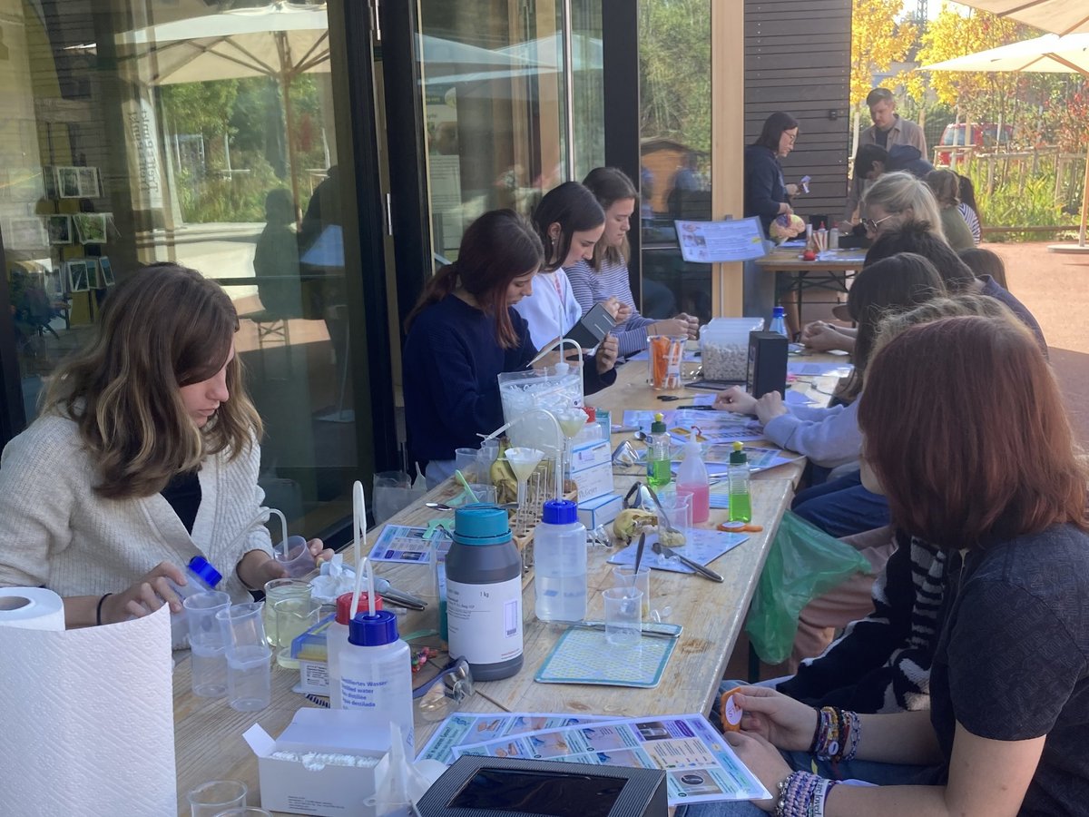 Besucherinnen und Besucher beim Experimentieren.