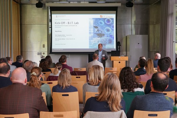 In seiner Begrüßung unterstrich Prof. Dr. Stephan Seiter, Vizepräsident Forschung und Transfer, die Bedeutung des B.I.T. Labs für die Stärkung biomedizinischer Forschung in Reutlingen.