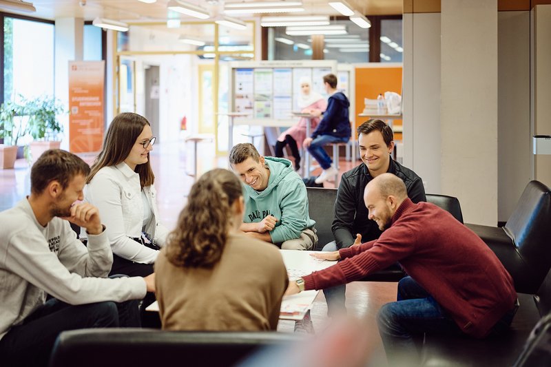 Studierende im Foyer