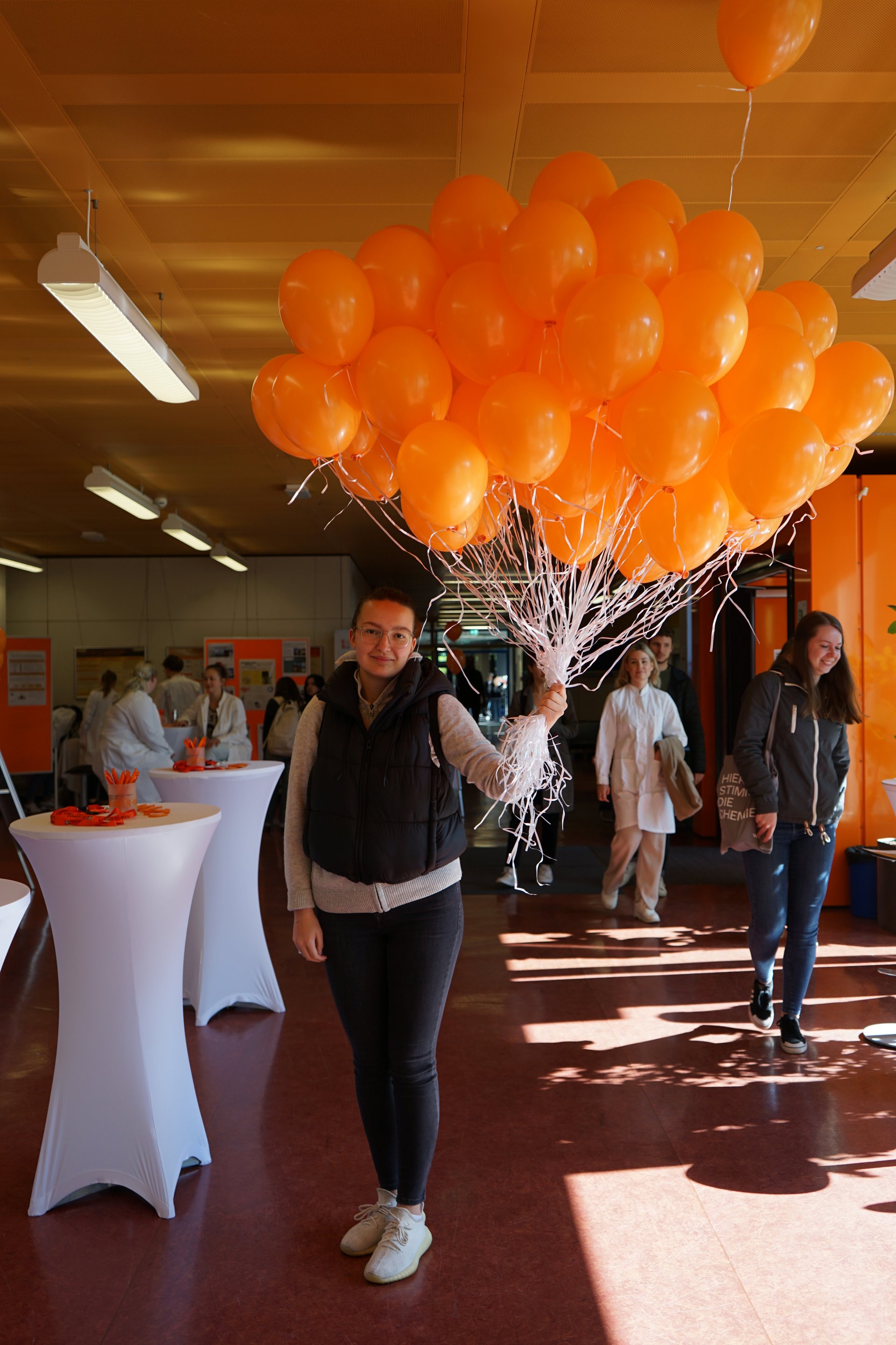 Studierende mit Luftballons