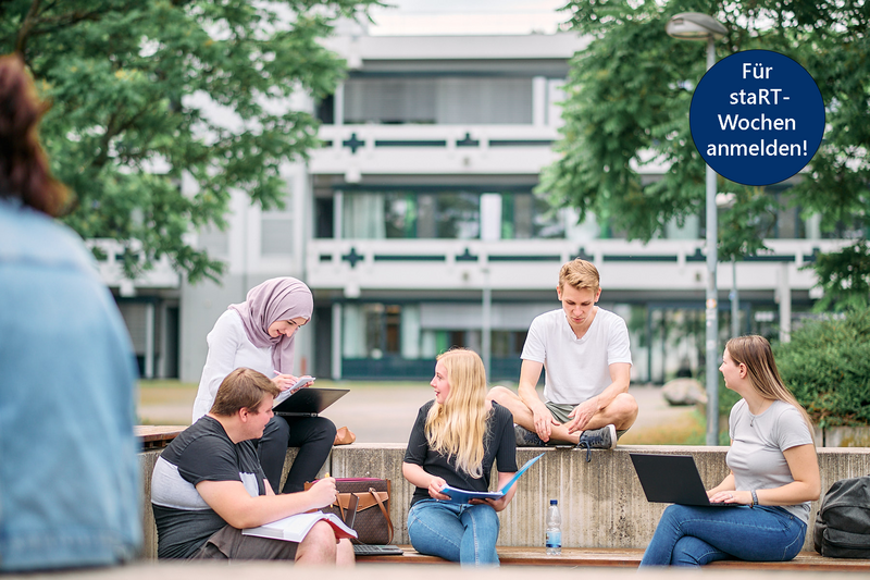 Studierende auf dem Campus