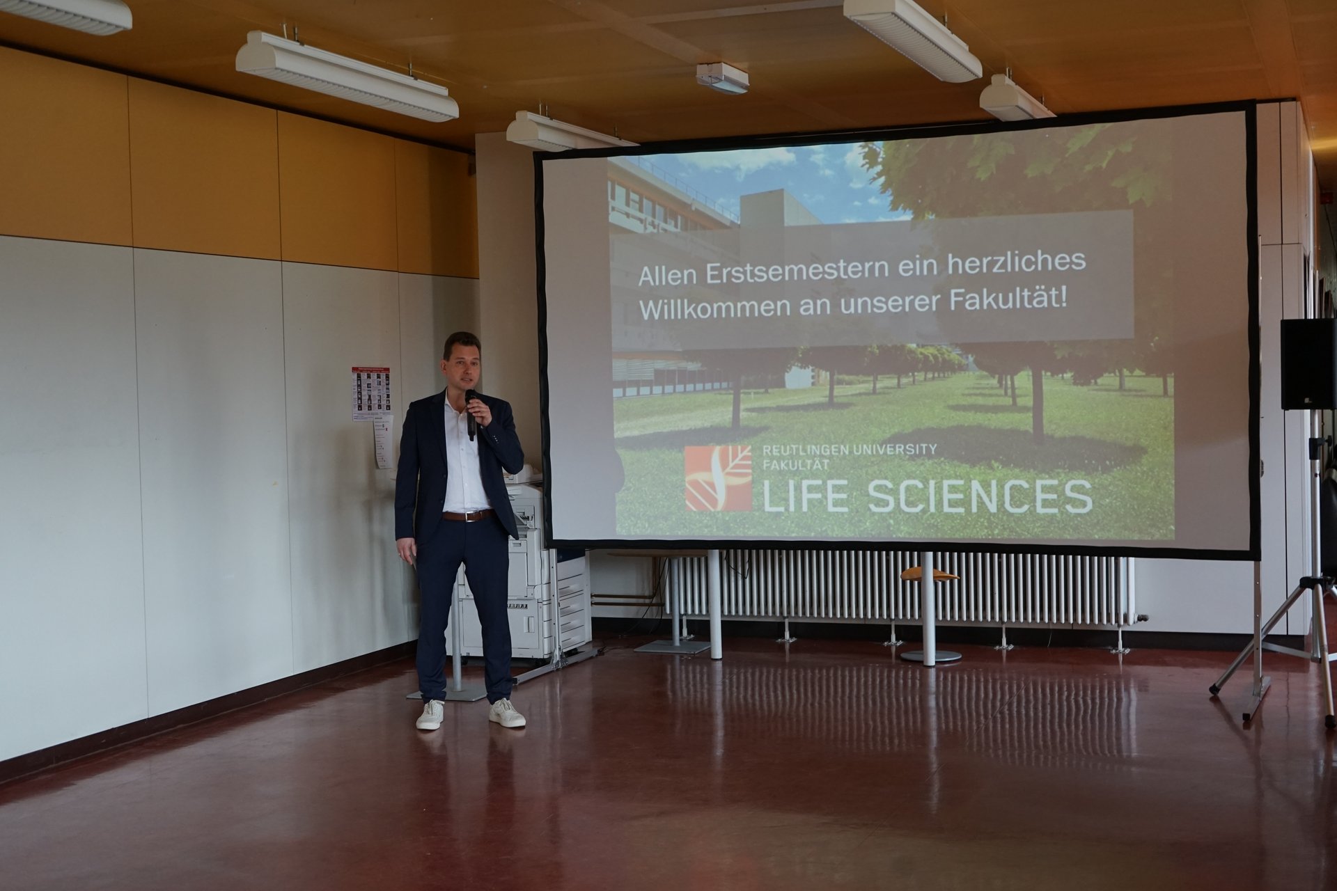Begrüßung durch Prof. Rebner in der Fakultät