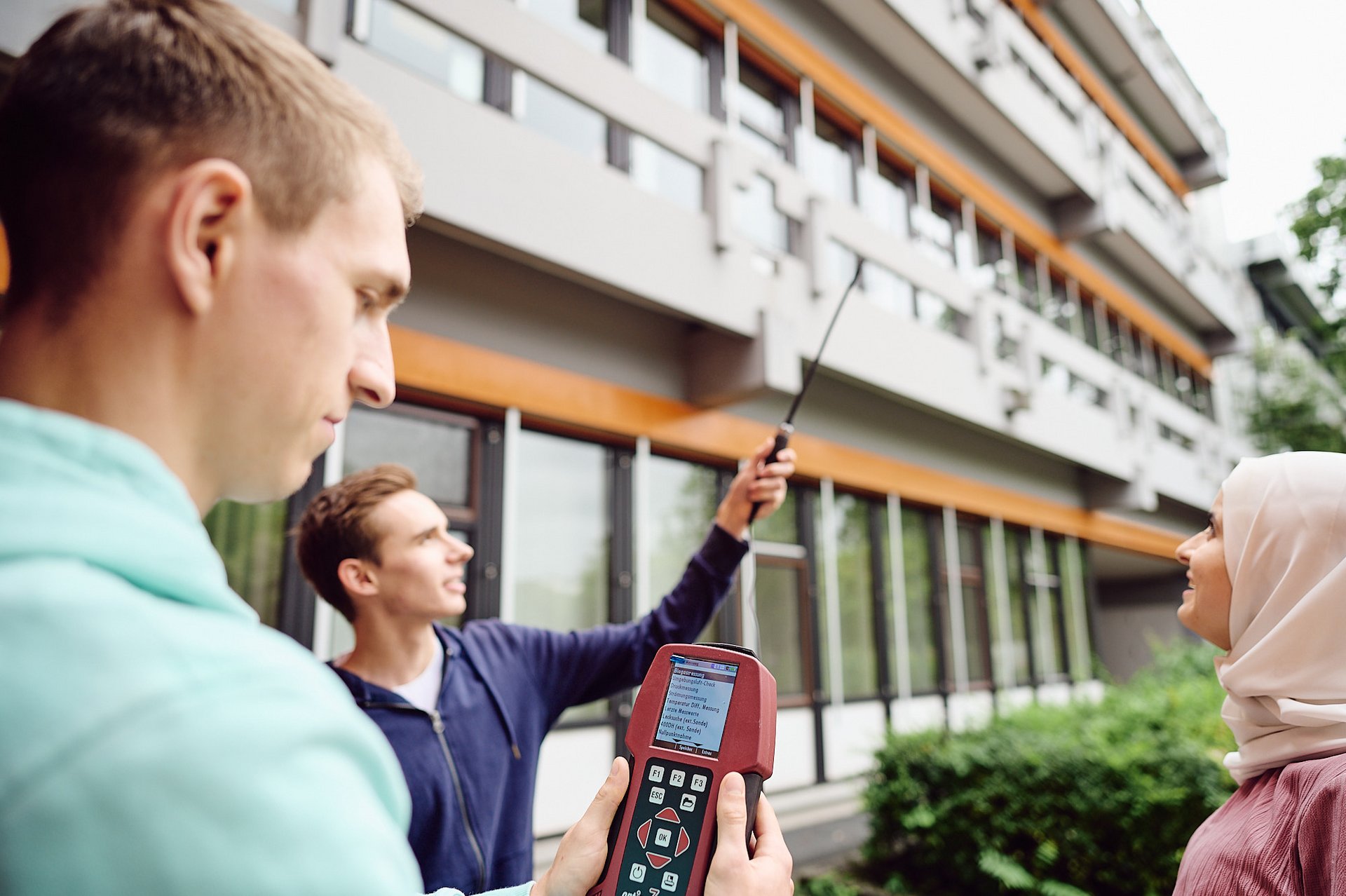 Studierende nehmen Probe aus der Luft