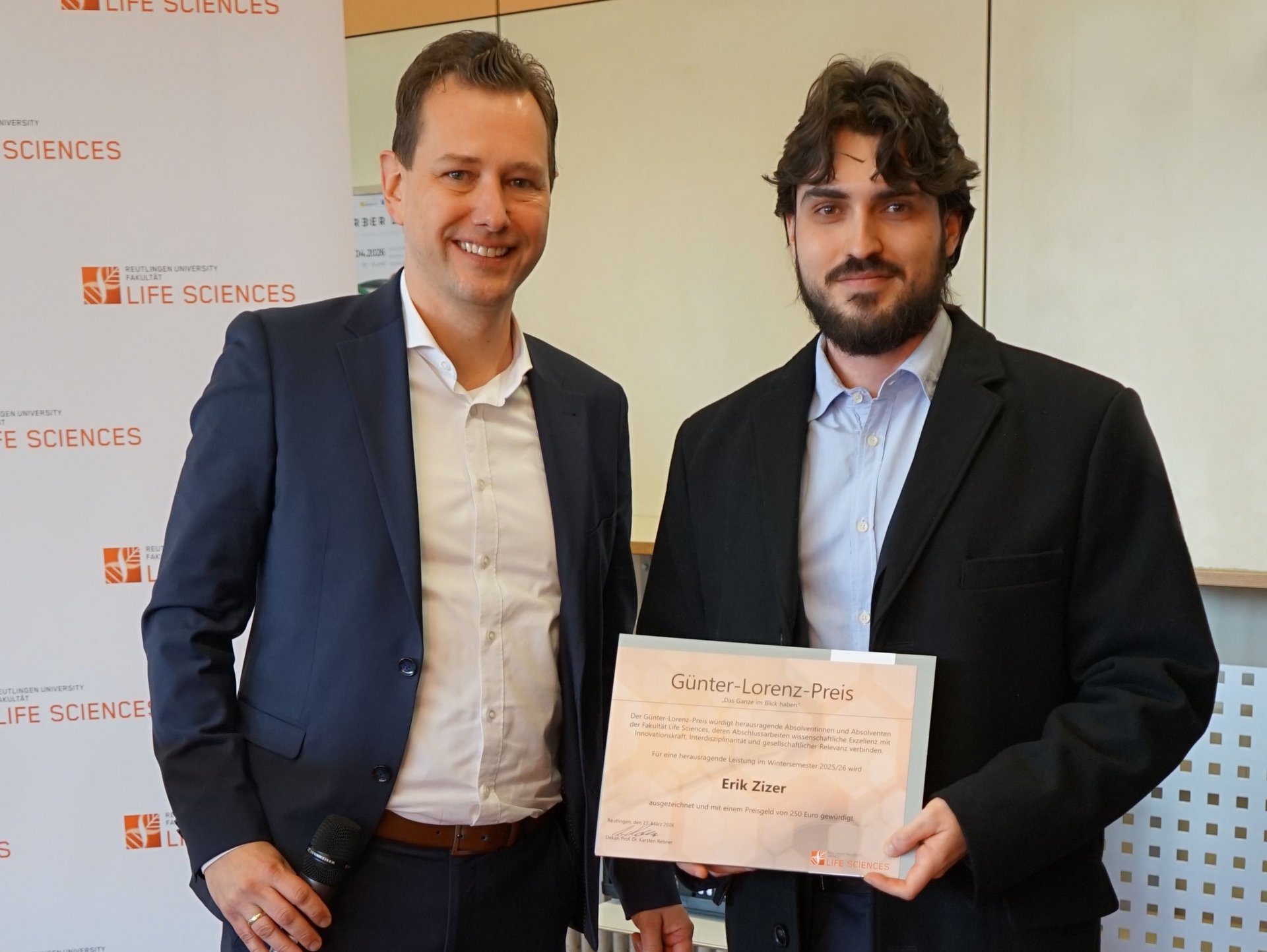 Auszeichnung für praxisnahe Forschung: Erik Zizer erhält den Günter-Lorenz-Preis für seine in Kooperation mit Berghof Membranes entstandene Bachelorarbeit im Studiengang Chemie & Nachhaltige Prozesse.